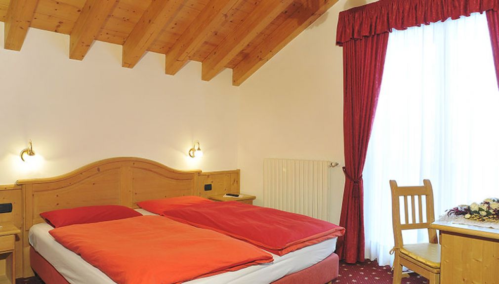 Hotel Tyrolia Zimmer Zimmer im Hotel Tyrolia Dolomiti Superski Familienreise