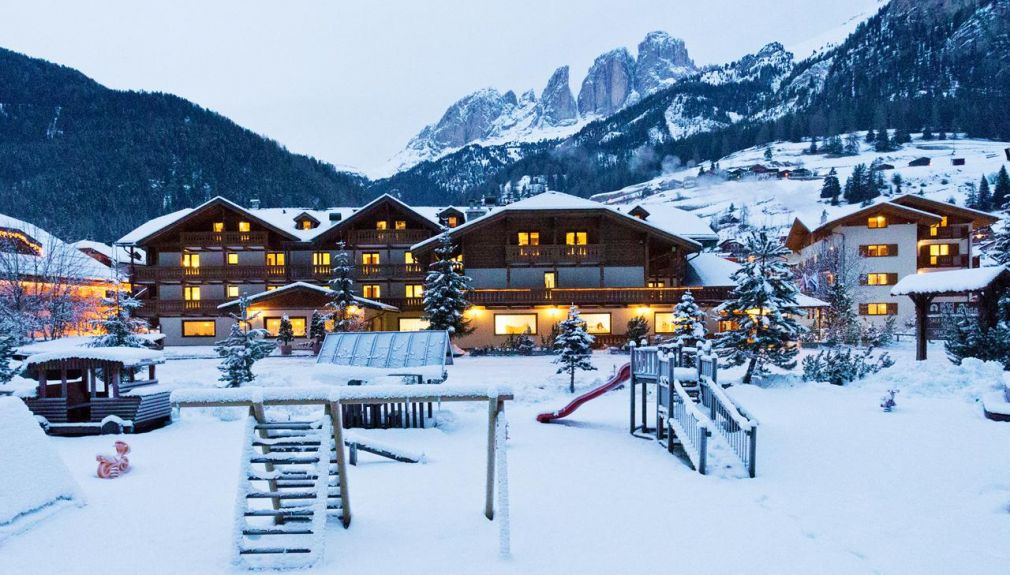 Hotel Sella Ronda snowboard reisen, skiurlaub, berlin bus, busreisen, gruppenreisen, skireisen, sporthotel, kinder ski, sportclub, skihütte, preiswert, campitello, dolomiti superski, Sella Ronda