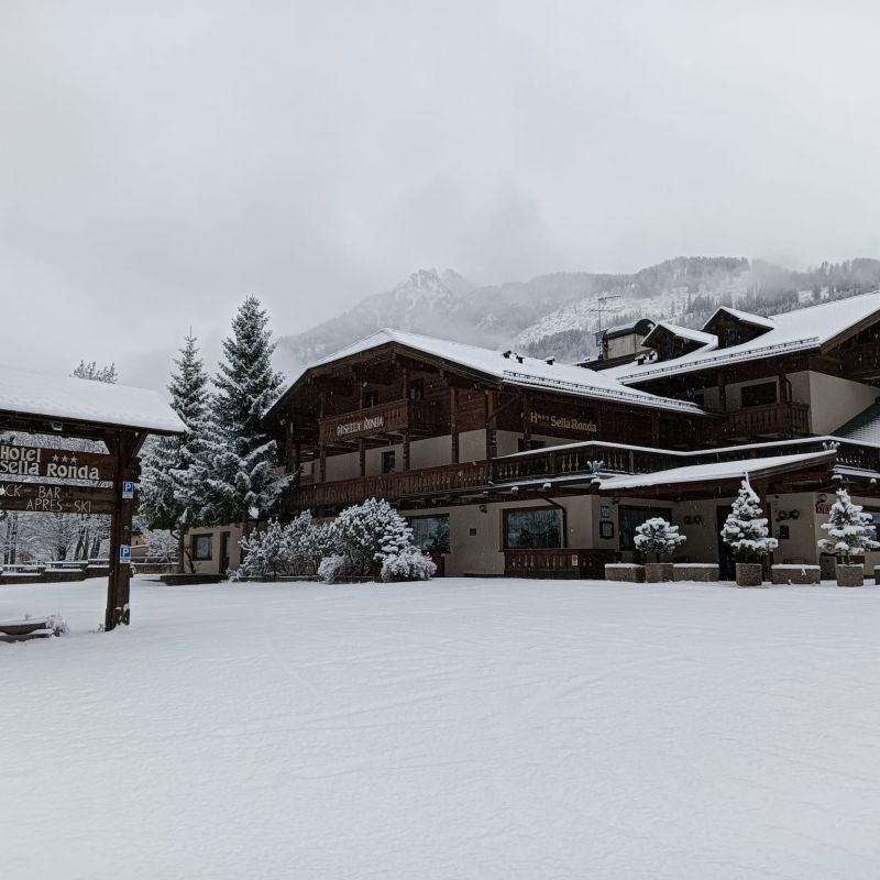 Hotel Sella Ronda snowboard reisen, skiurlaub, berlin bus, busreisen, gruppenreisen, skireisen, sporthotel, kinder ski, sportclub, skihütte, preiswert, campitello, dolomiti superski, Sella Ronda