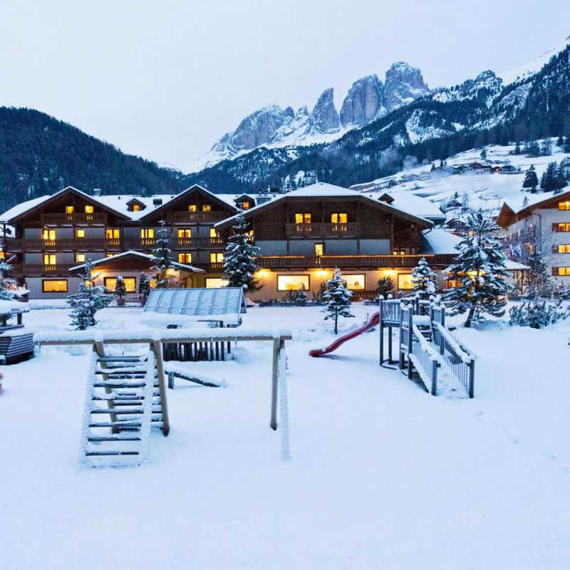 Hotel Sella Ronda snowboard reisen, skiurlaub, berlin bus, busreisen, gruppenreisen, skireisen, sporthotel, kinder ski, sportclub, skihütte, preiswert, campitello, dolomiti superski, Sella Ronda